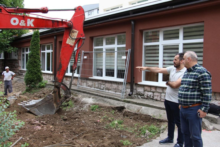 Почели радови на уређењу платоа испред школе 