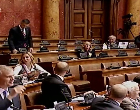 Obradović uneo kamen u salu 