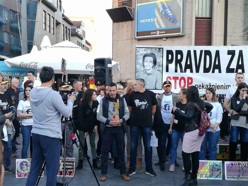 Davor i večeras na Trgu ćutao