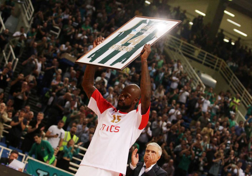 Zvezdin centar dočekan u Atini kao legenda!