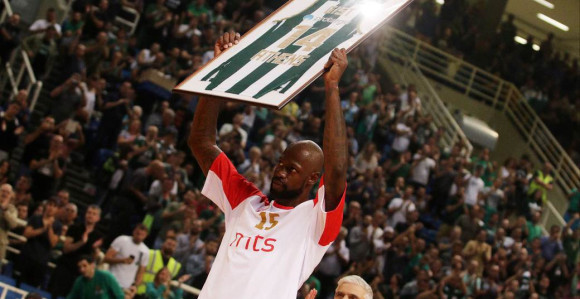 Zvezdin centar dočekan u Atini kao legenda!