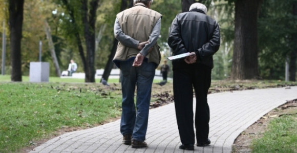 Penzionerima nudila seks