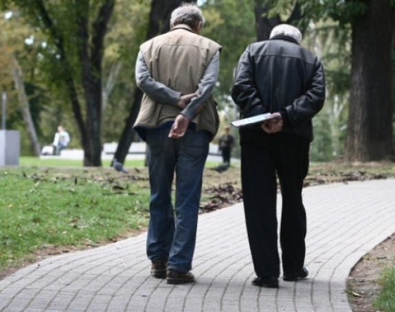 Penzionerima nudila seks