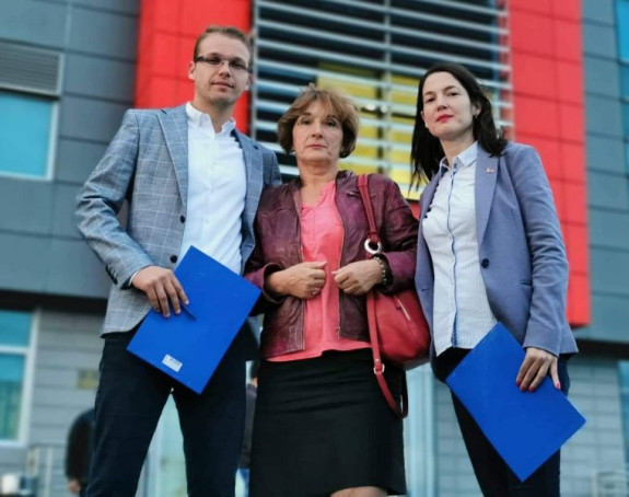 Poslanici ponovo čitali vijesti ispred RTRS-a