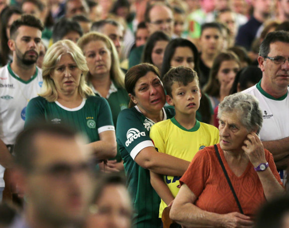 Video: Kiša i suze na ispraćaju fudbalera Šapekoensea...