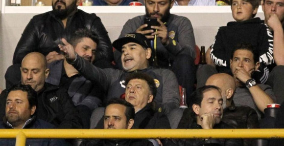 Video: Maradona pio, pa "poludio" i napao navijača!