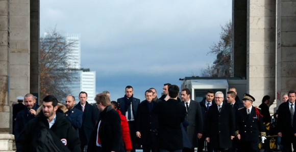 Makron traži izlazak iz krize