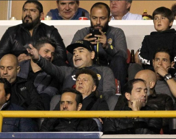 Video: Maradona pio, pa "poludio" i napao navijača!