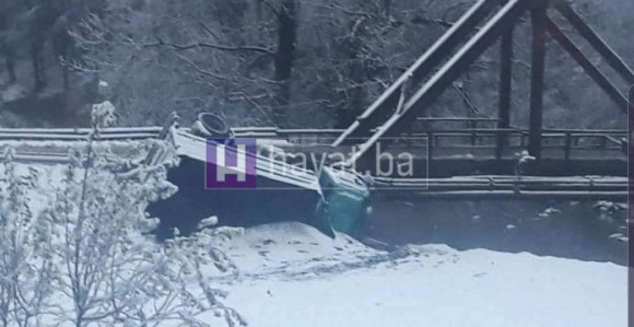 Kamion sletio sa puta, pa umalo završio u rijeci