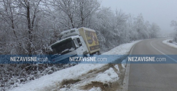 Kamion pun čokolade sletio sa puta 