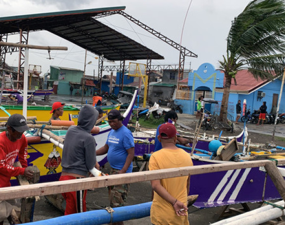 Тајфун погодио Филипине, хиљаде људи евакуисано 