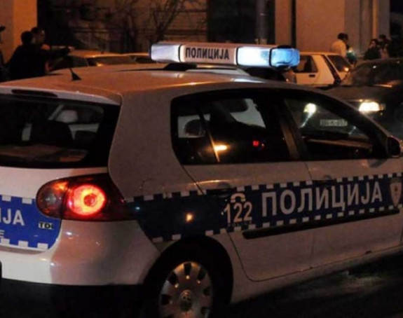 Opljačkali pumpu pa udarili u drvo