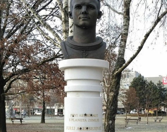 Oskrnavljen spomenik Juriju Gagarinu u Zagrebu