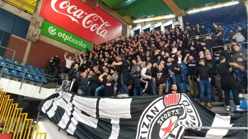 Video - Grobari (opet) u dvije kolone: "Ostavite cigane!"