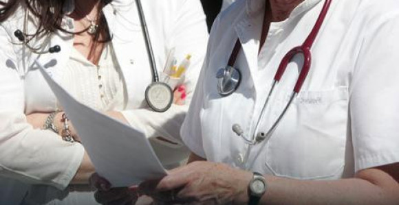 Kaišem udario doktoricu u glavu