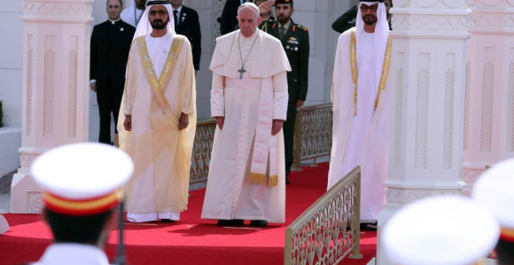 Прелет војних авиона за папу 