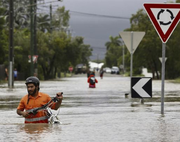 Крокодили и змије пливају улицама