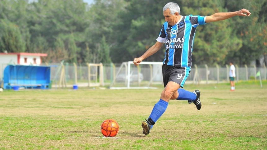 Turčin igra fudbal u 69. godini!