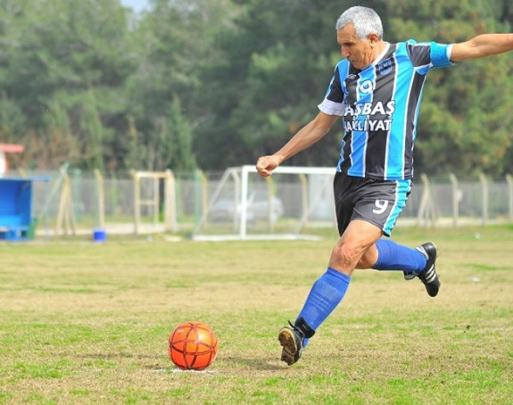 Turčin igra fudbal u 69. godini!