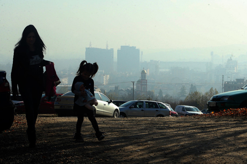 Да ли је странка испред породице?