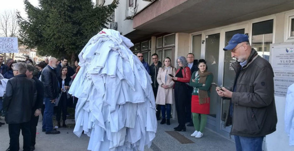 Љекари скинули бијеле мантиле