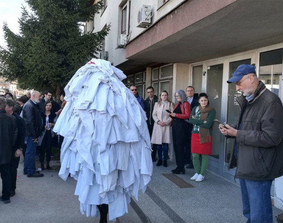 Љекари скинули бијеле мантиле