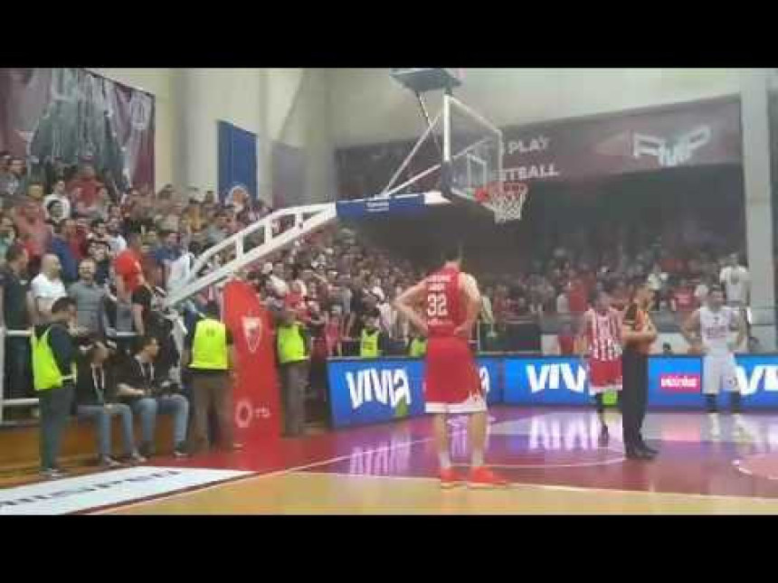 Video: Delije ponovo drmale konstrukciju koša!