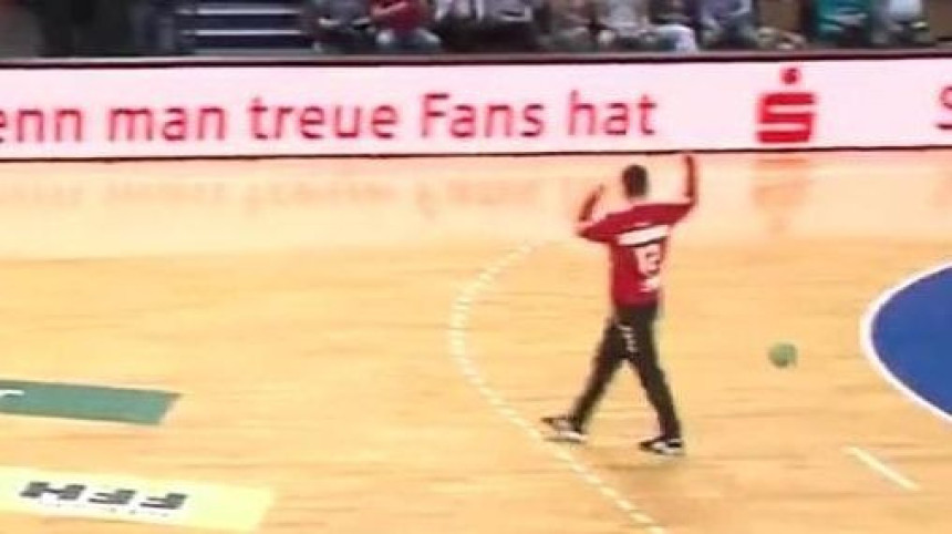 Video: Plakanje od smijeha! Ovakav gol nikad niste vidjeli!