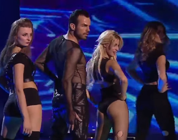 Đetić u zagrljaju Končite Vurst