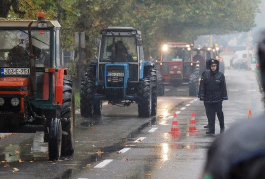 Sakrili milion na prodaji traktora