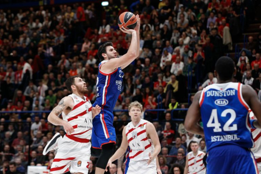 EL - RASPLET: Džejms odveo Armani na dno!