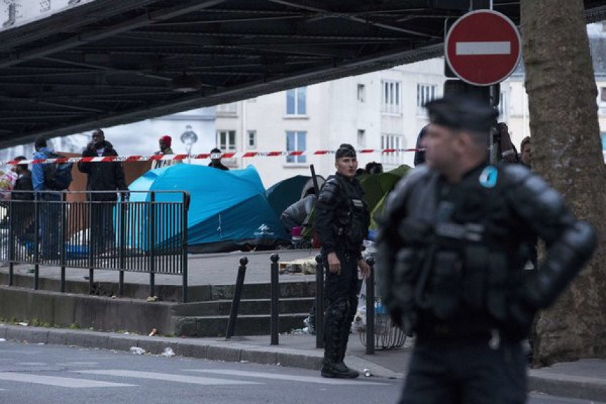 Francuska policija evakuiše migrante