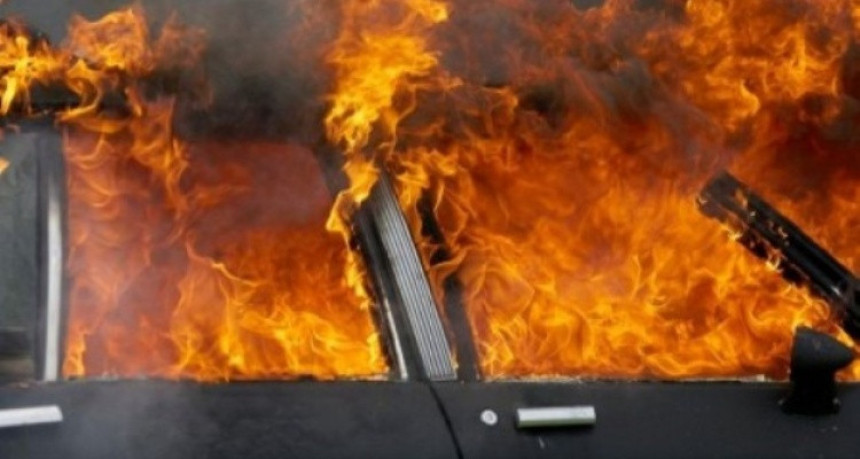 Gorio automobil vlasnika 'Big' radija