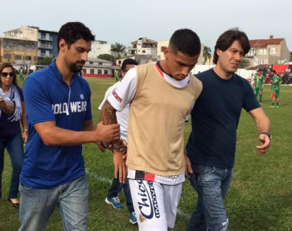 Video: Uhapsili ga usred utakmice!