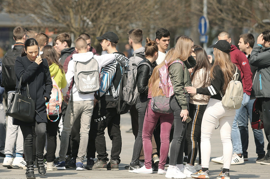 Omladina zatrovana politikom: Žele vođu čvrste ruke 