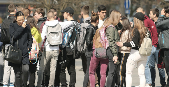 Omladina zatrovana politikom: Žele vođu čvrste ruke 