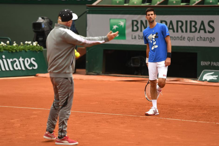 Video - Novak pred finale: Sten, Miki Maus, skakutanje...!