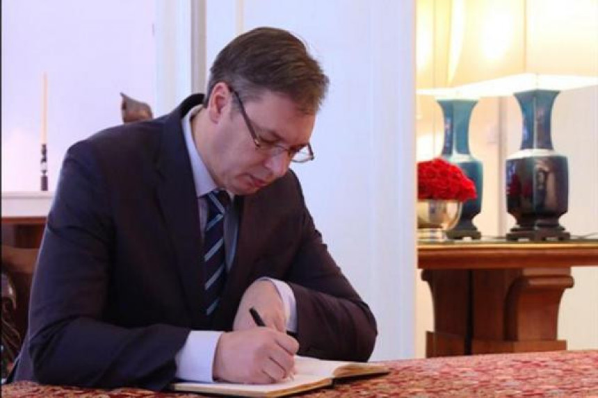 Vučić pisao kraljici Elizabeti