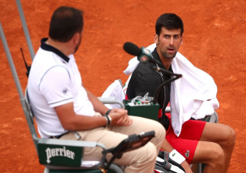 Novak u raspravi sa sudijom...!