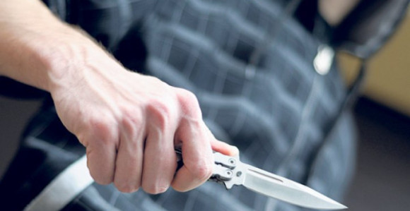 Nožem nasrnuo na policajca