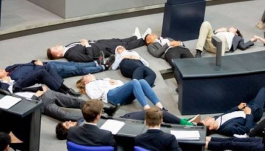 Poslanici legli i pravili se mrtvi