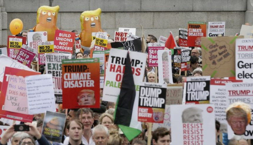 Трамп са Меј, на улицама протести