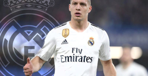 Јовић дебитује против Бајерна!