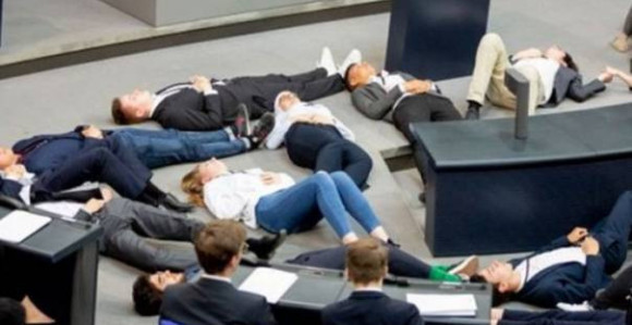 Poslanici legli i pravili se mrtvi