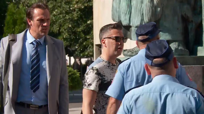 Pretresli Željka ispred Palate RS