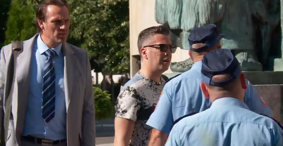 Pretresli Željka ispred Palate RS