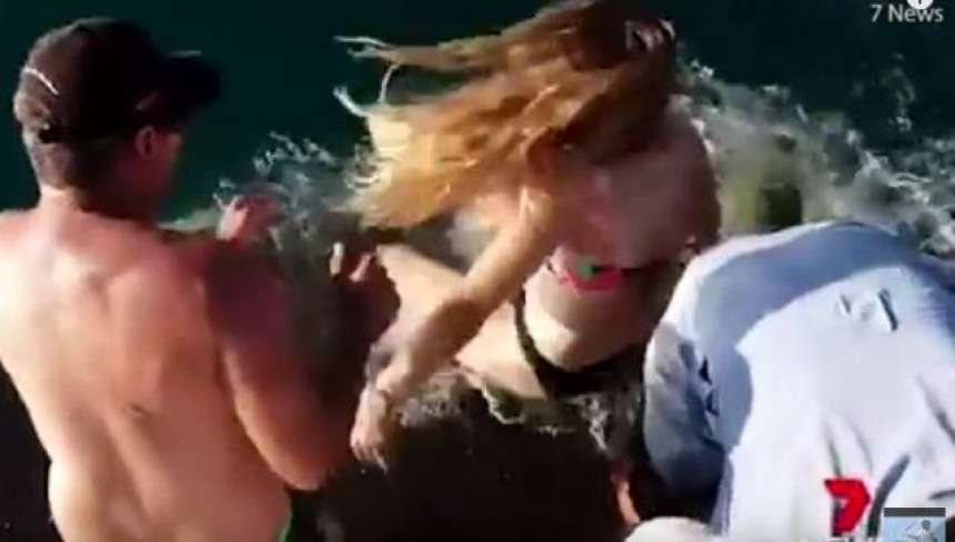 ВИДЕО: Ајкула зграбила жену за ногу