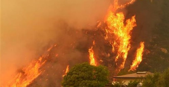 Krit: Bukti požar, ugroženi turisti 