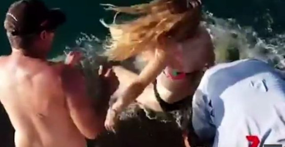 VIDEO: Ajkula zgrabila ženu za nogu