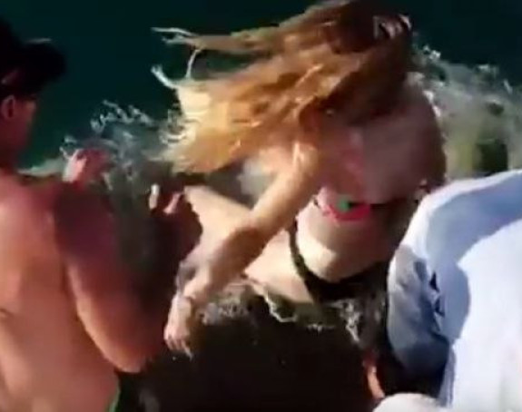 ВИДЕО: Ајкула зграбила жену за ногу